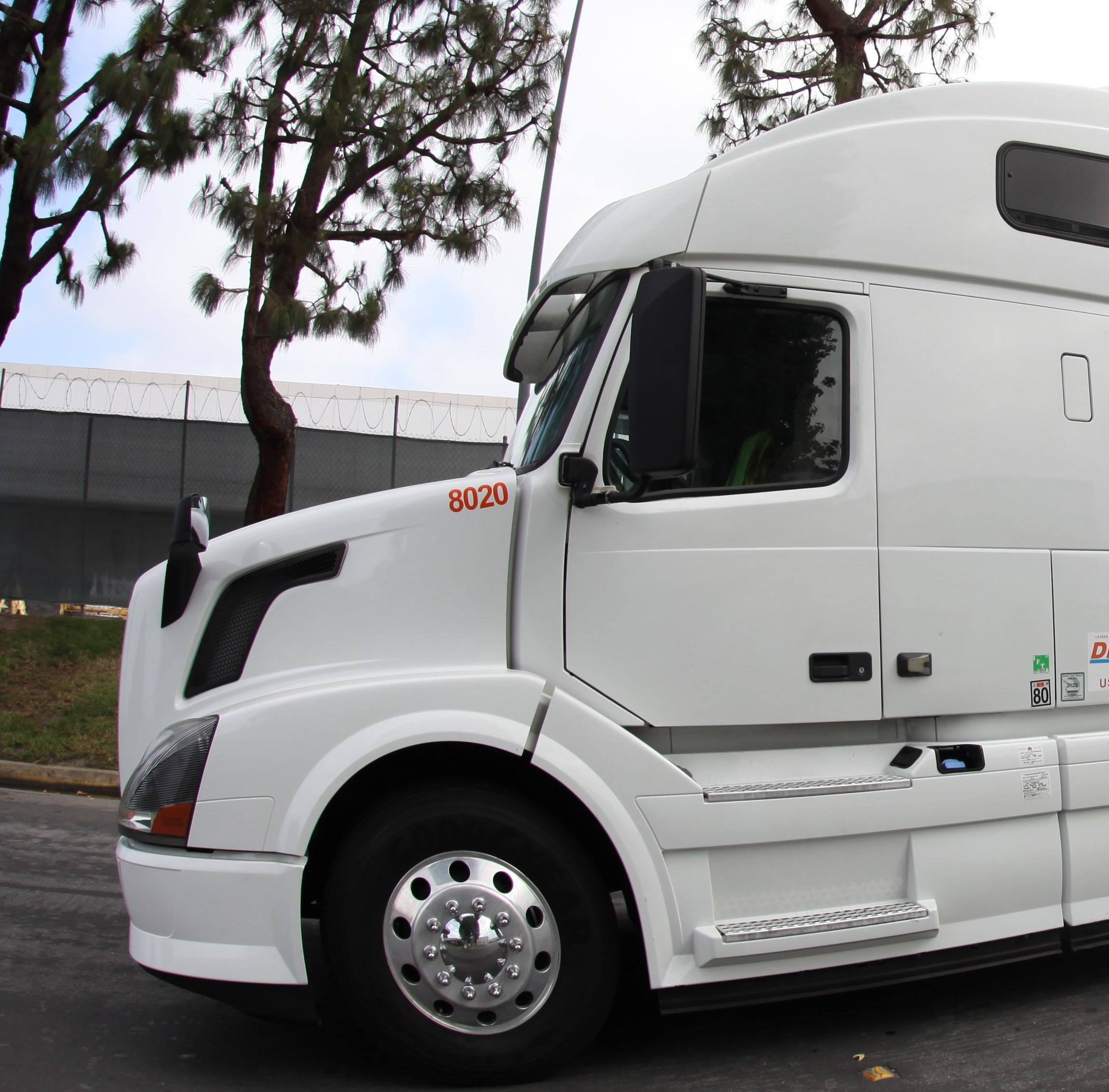 DK Express Volvo tractor 8020, three-quarter view